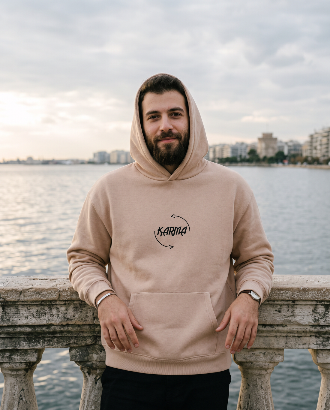 Άντρας φορά το oversized AέRis Karma hoodie