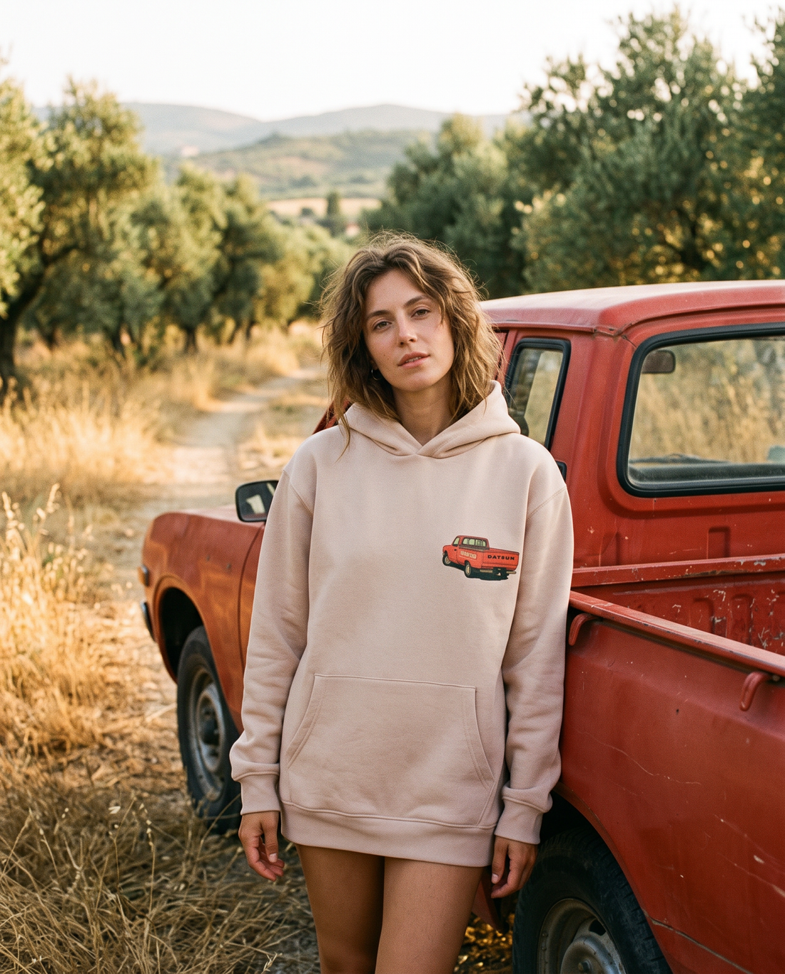 Γυναίκα φορά το oversized AέRis Datsun hoodie