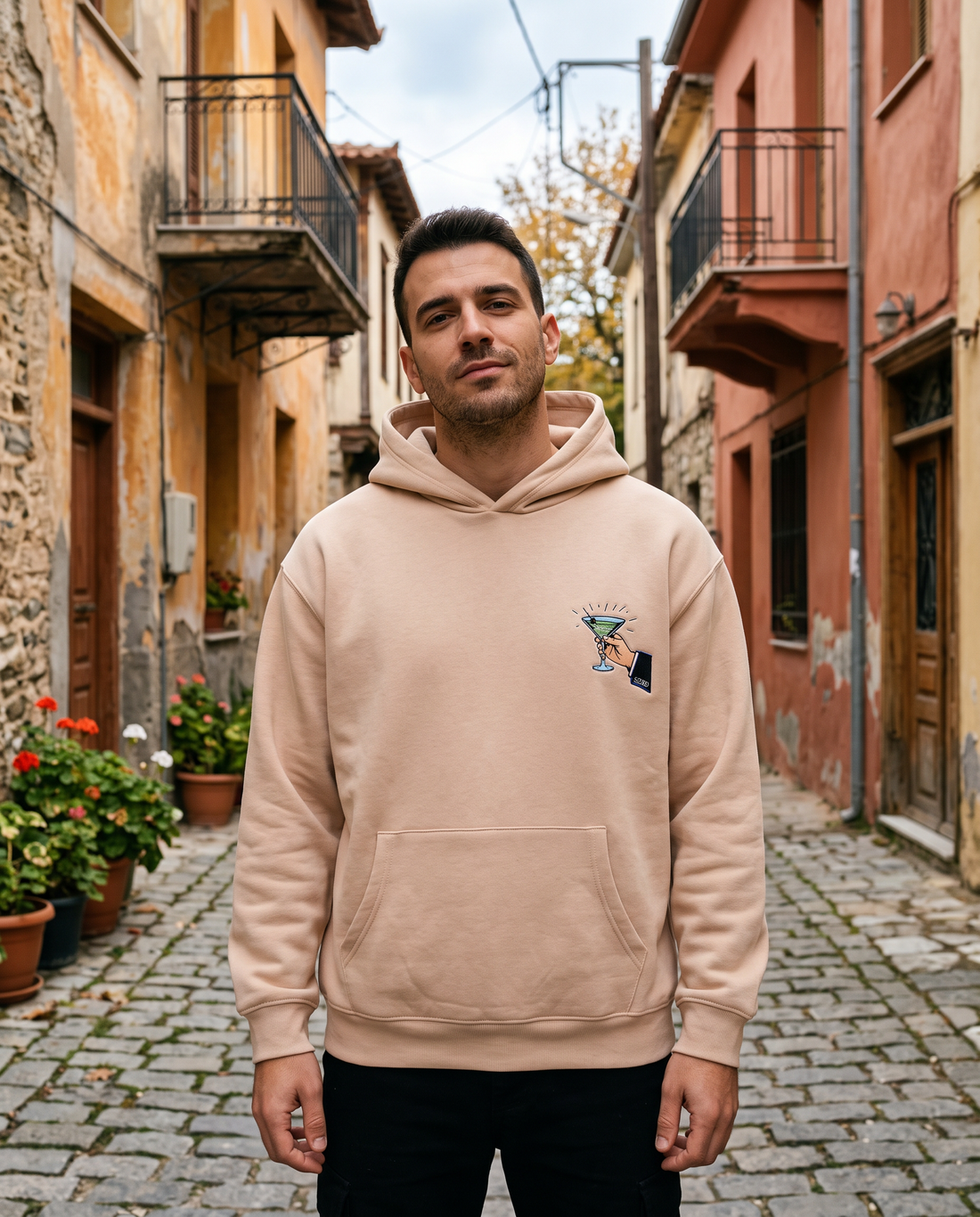 Άντρας φορά το oversized AέRis M@$&K@ hoodie