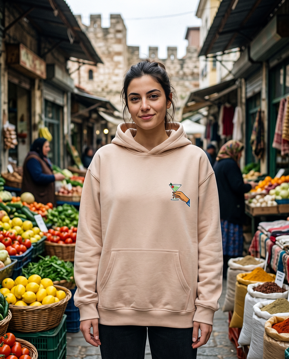 Γυναίκα φορά το oversized AέRis M@L&Kw hoodie