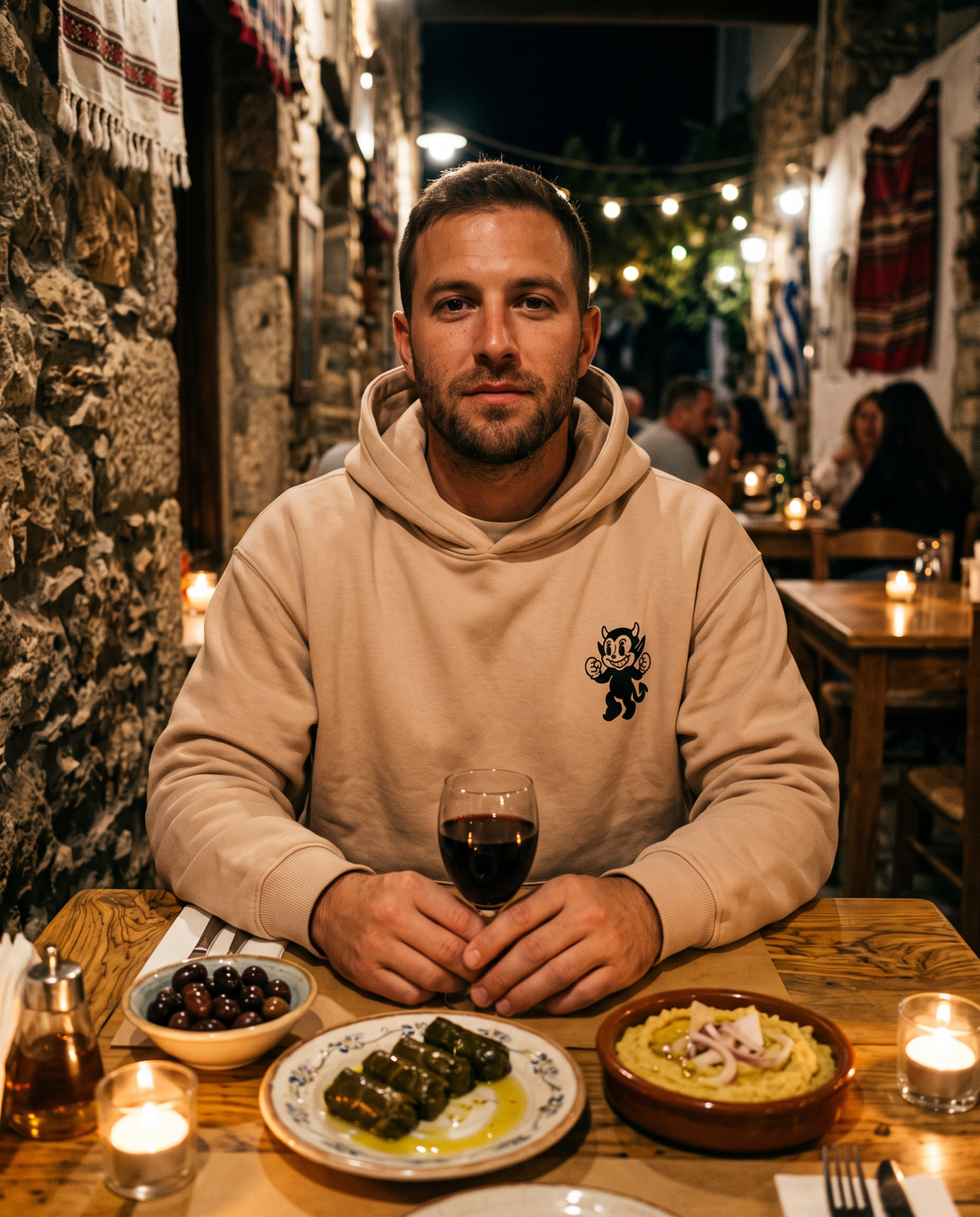Άντρας φορά το oversized AέRis Wine, Dine & Sin hoodie