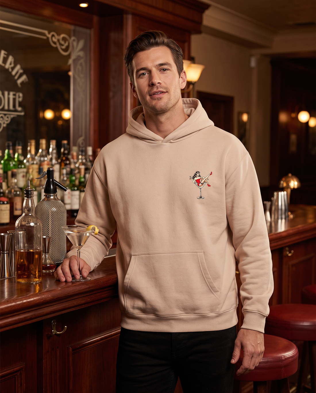 Άντρας φορά το oversized AέRis Crazy hoodie
