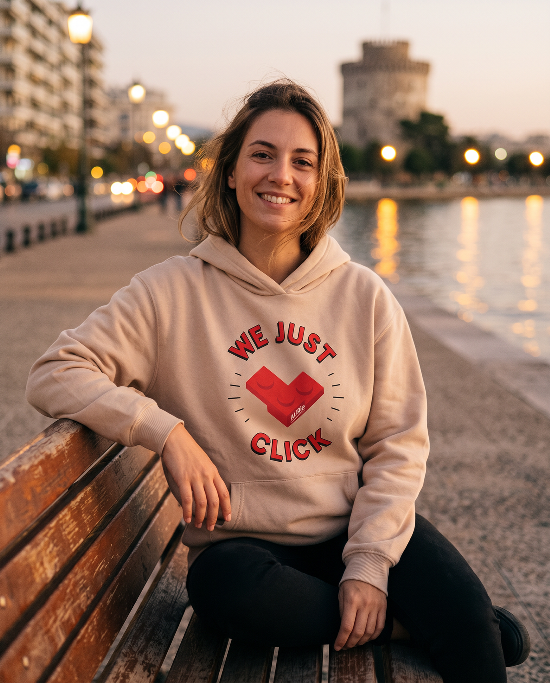 Γυναίκα φορά το oversized AέRis Click hoodie