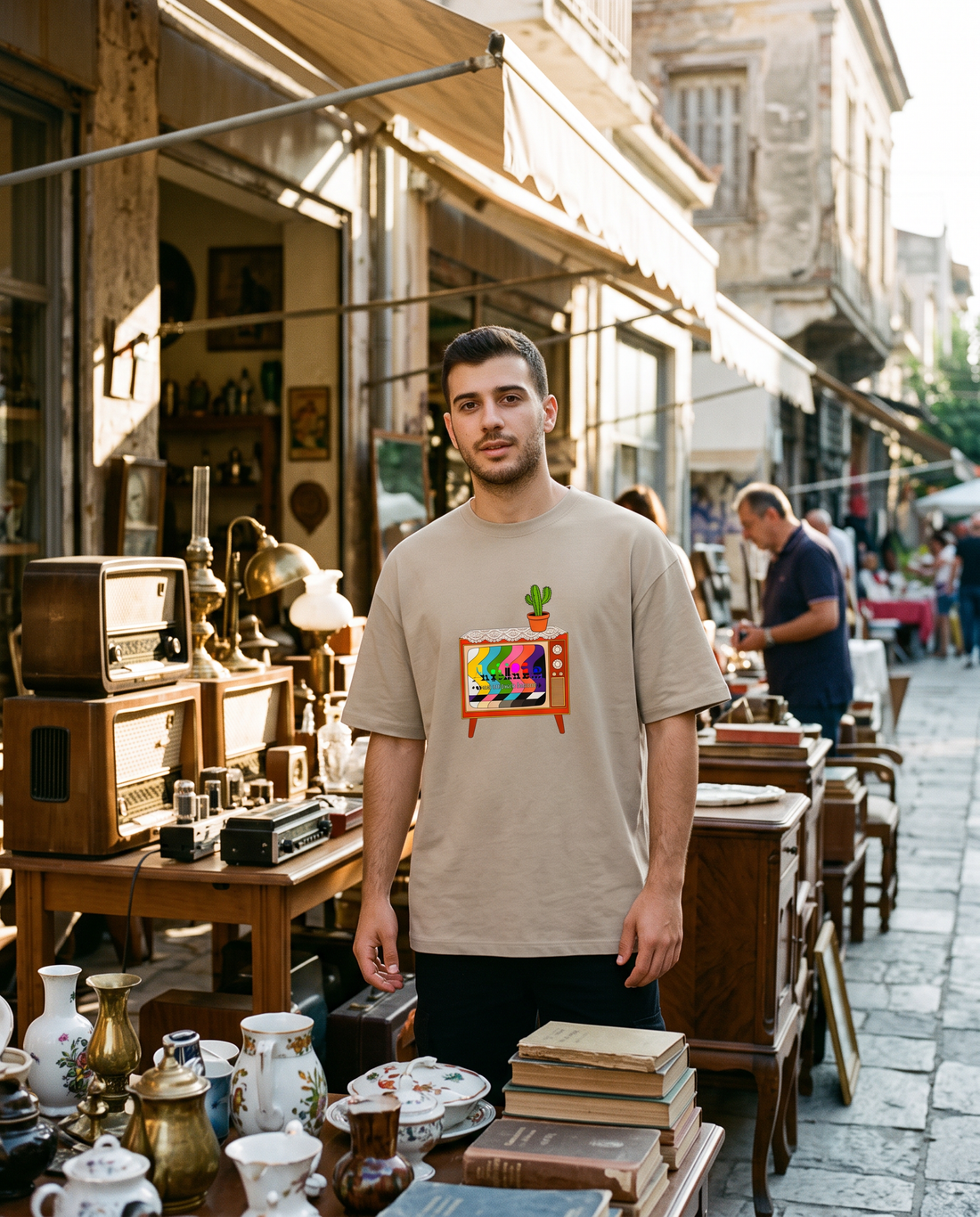 Άντρας φορά το oversized AέRis TV t-shirt