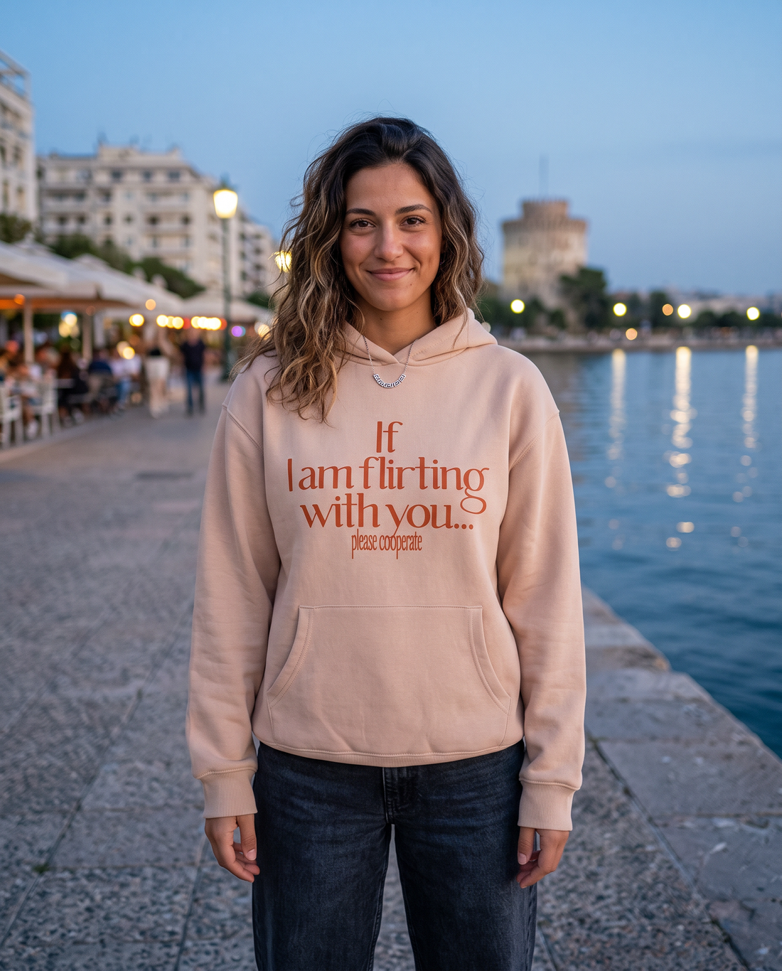 Γυναίκα φορά το oversized AέRis If I Am Flirting hoodie