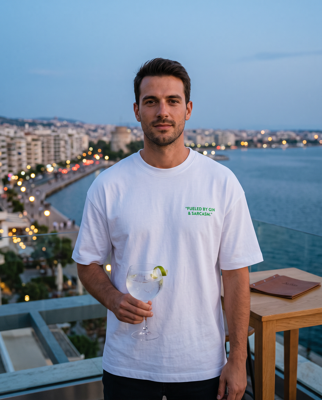 Άντρας φορά το oversized AέRis Gin Tonik t-shirt