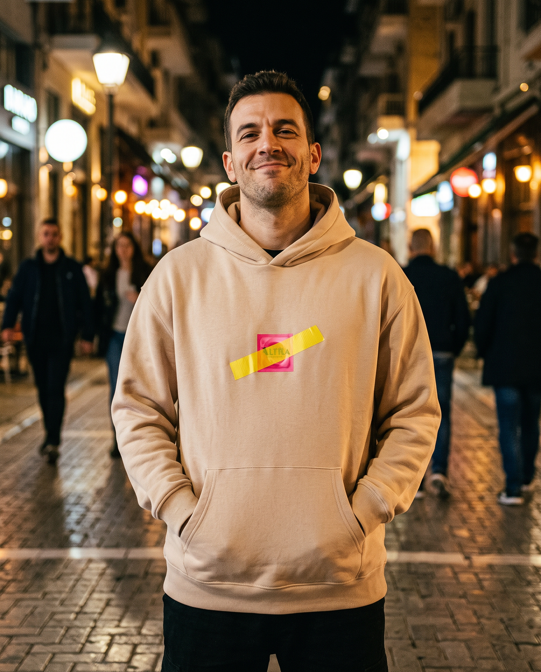Άντρας φορά το oversized AέRis Condom hoodie
