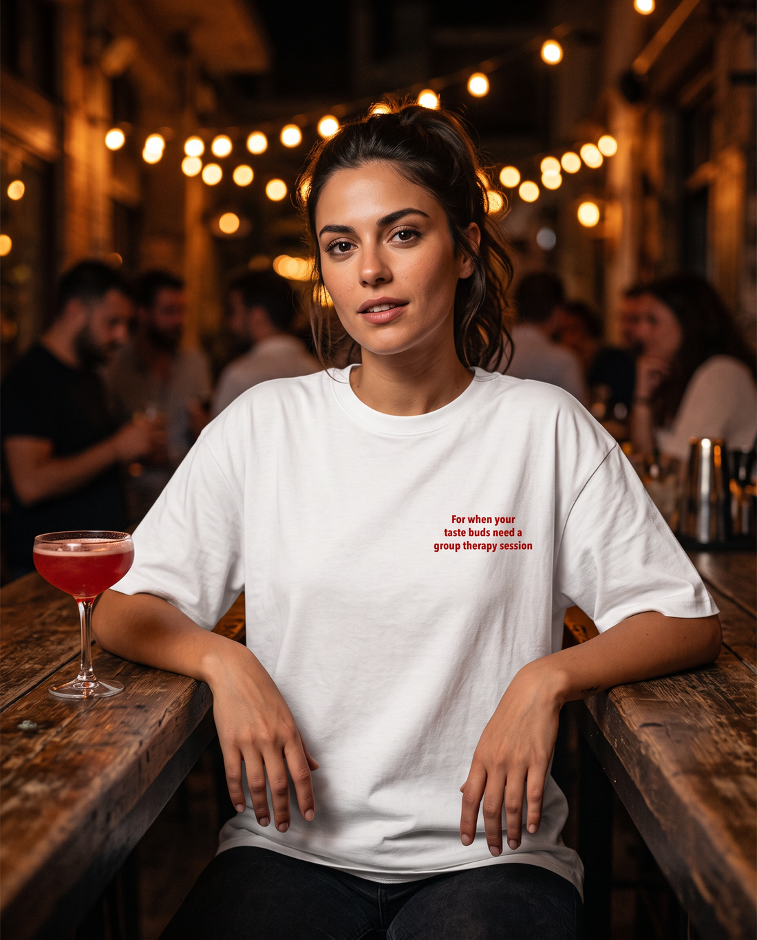 Γυναίκα φορά το oversized AέRis Negroni t-shirt