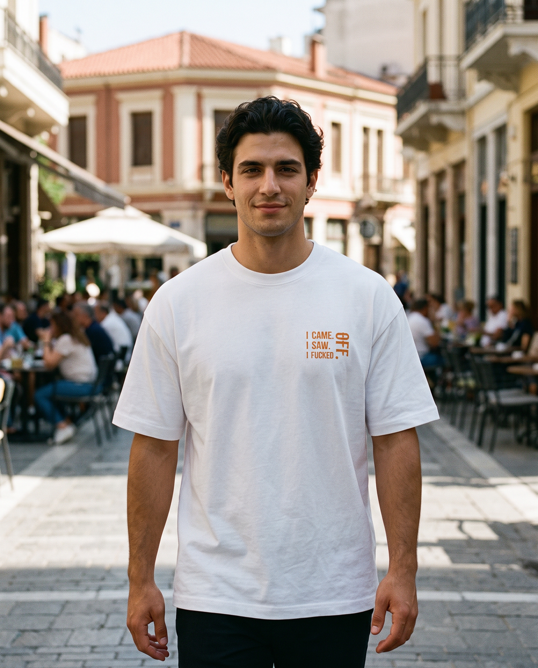 Άντρας φορά το oversized AέRis Midfinger t-shirt