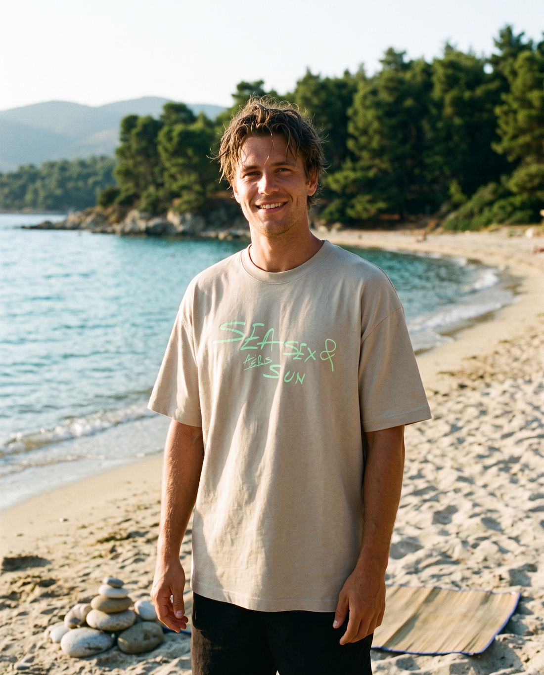 Άντρας φορά το oversized AέRis Sea Sun Sex t-shirt