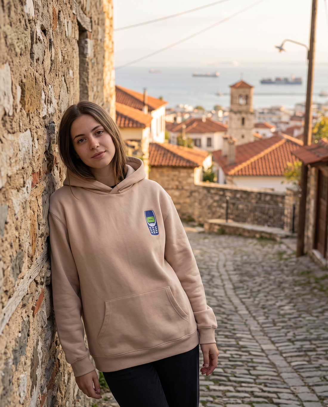 Γυναίκα φορά το oversized AέRis 3310 hoodie