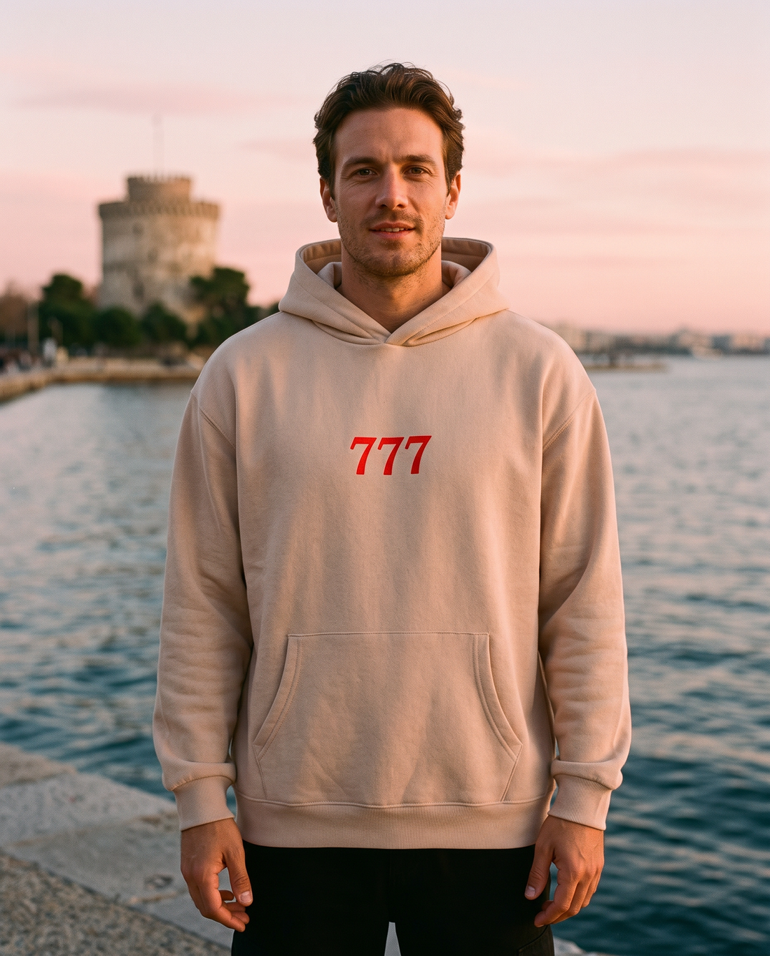 Άντρας φορά το oversized AέRis 777 hoodie