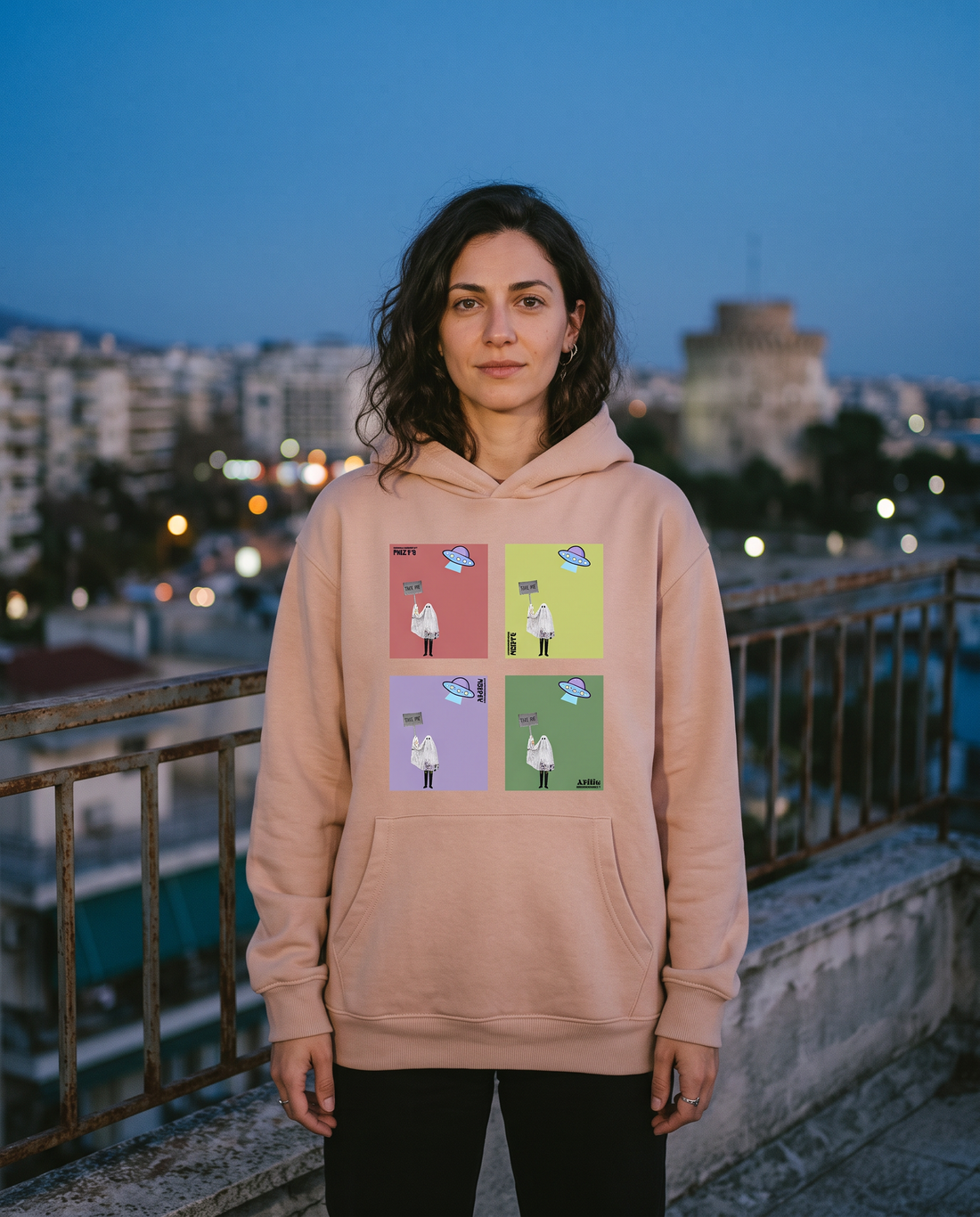 Γυναίκα φορά το oversized AέRis Take Me hoodie