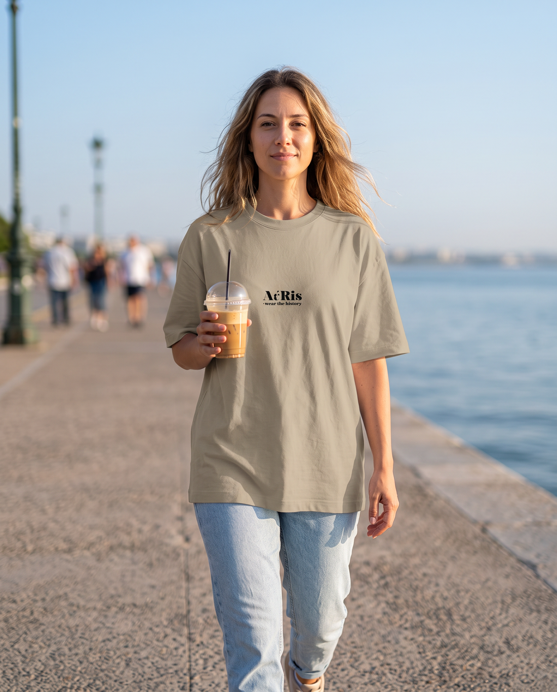Γυναίκα φορά το oversized Just AέRis t-shirt