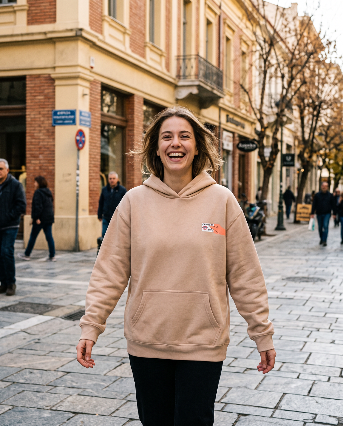 Γυναίκα φορά το oversized AέRis Clown hoodie