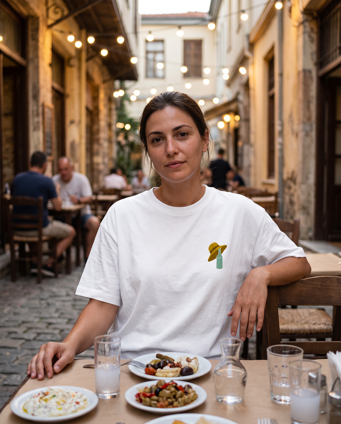 Γυναίκα φορά το oversized AέRis Tsipouro t-shirt