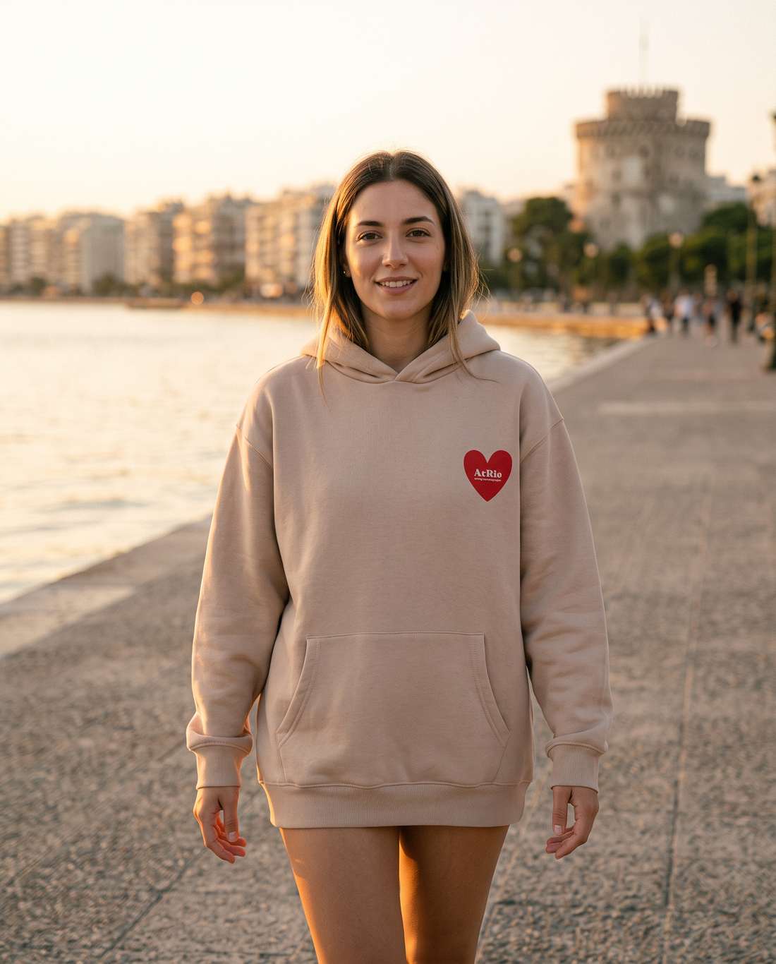 Γυναίκα φορά το oversized AέRis Favorite hoodie