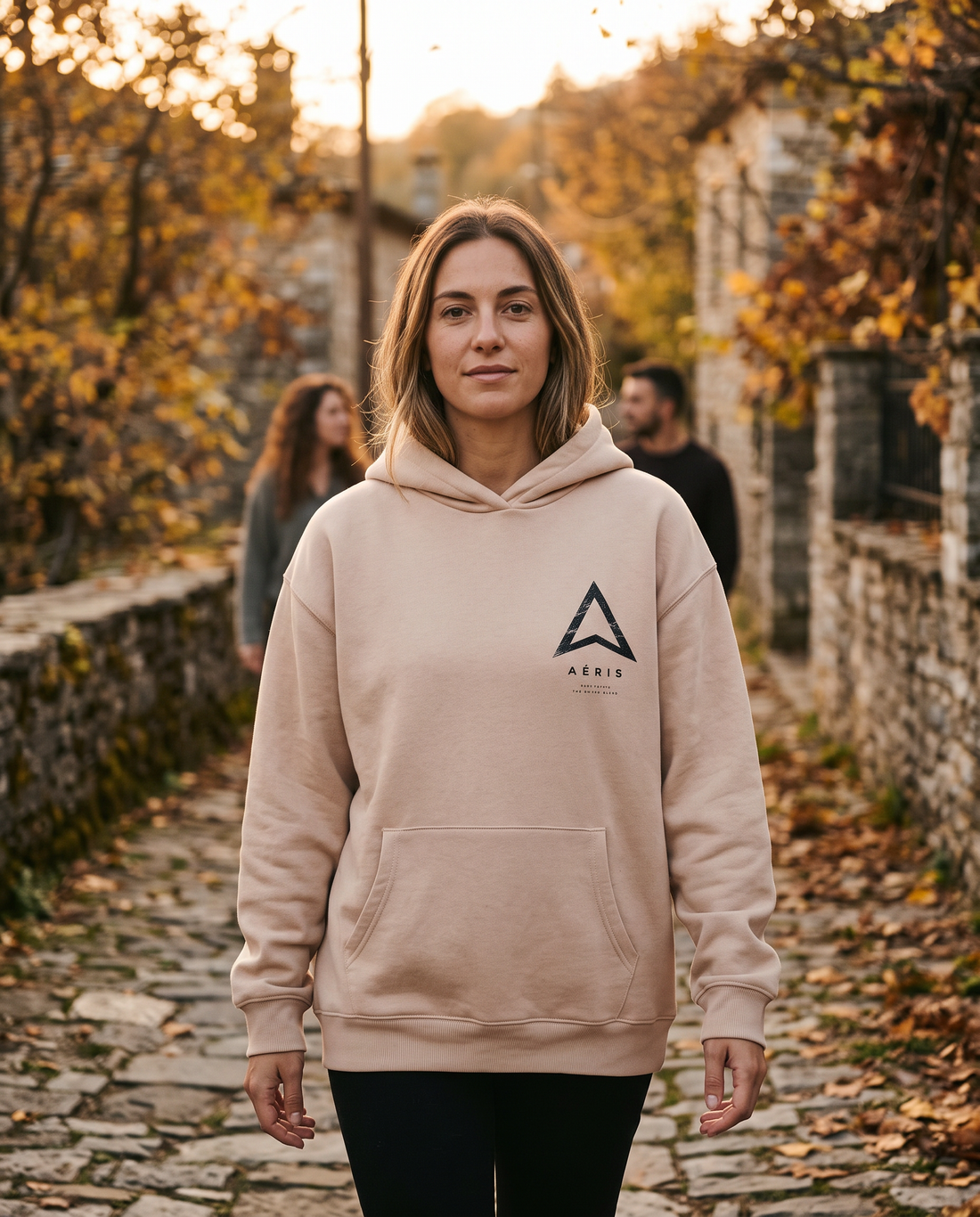 Γυναίκα φορά το oversized AέRis Same People hoodie