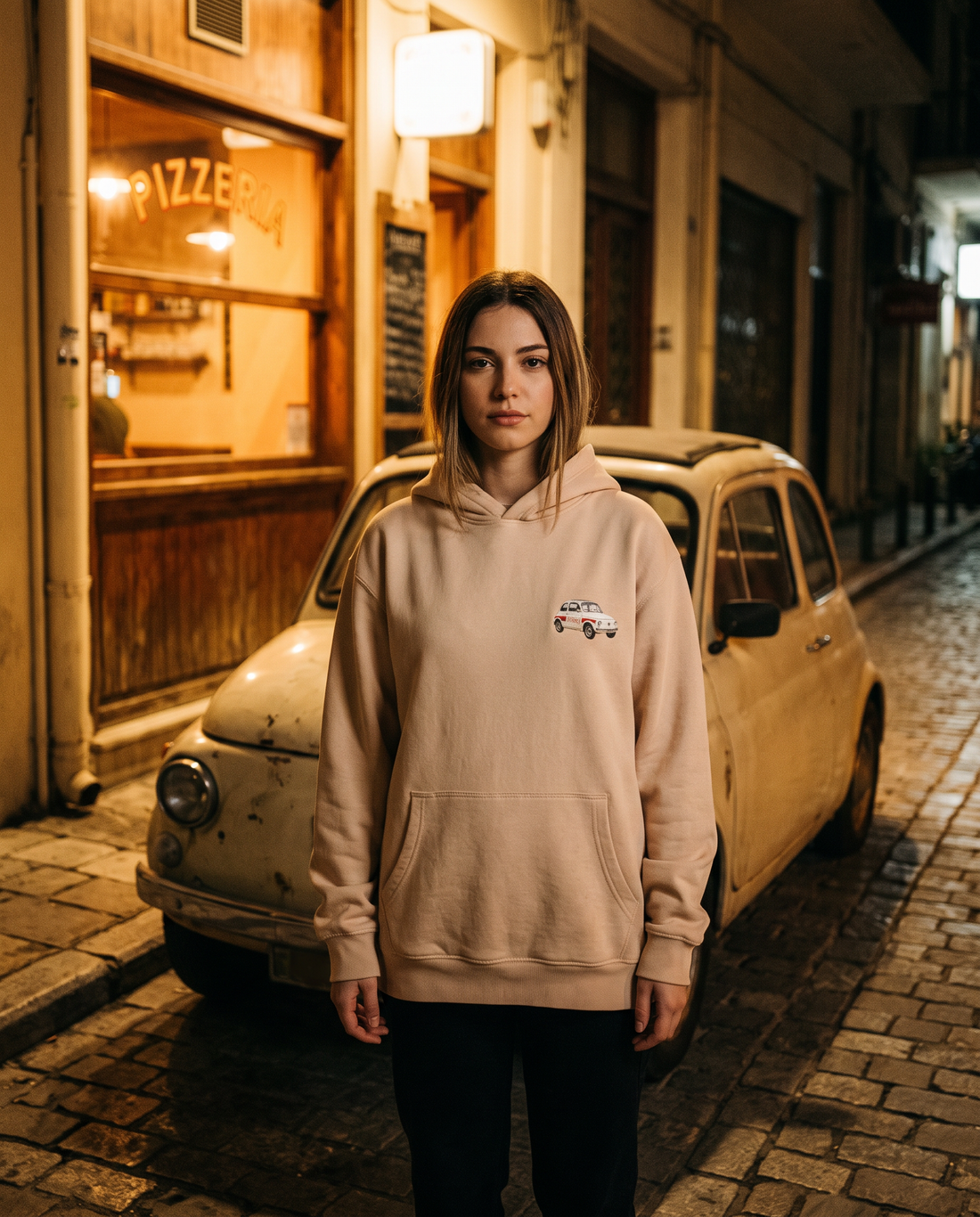 Γυναίκα φορά το oversized AέRis Pizza & Fiat 500 hoodie