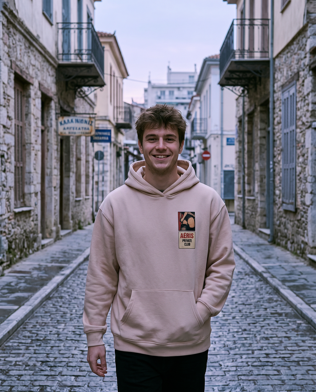 Άντρας φορά το oversized AέRis Private Club hoodie