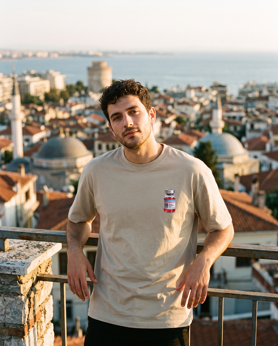 Άντρας φορά το oversized AέRis Love Bottle t-shirt