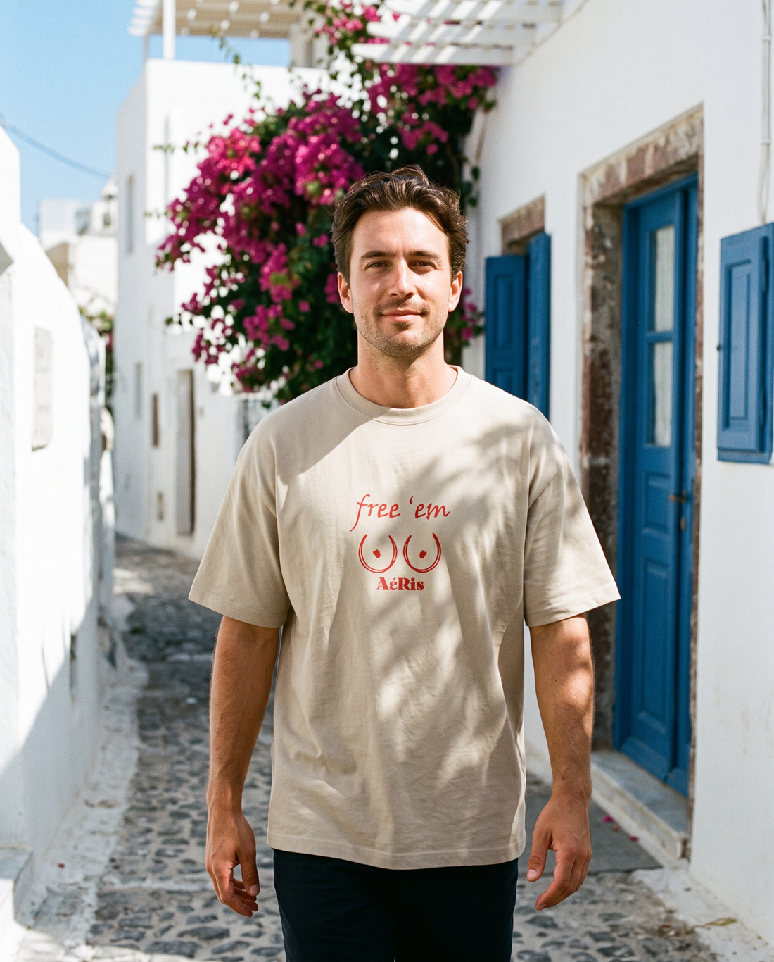 Άντρας φορά το oversized AέRis Free 'em t-shirt