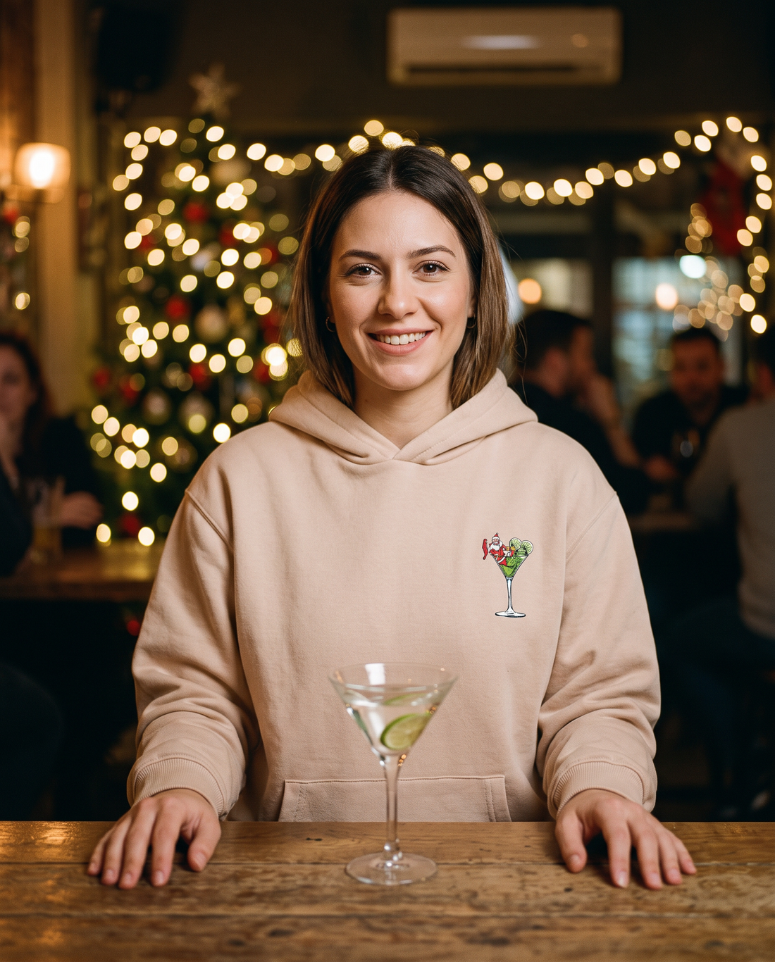 Γυναίκα φορά το oversized AέRis Christmas Spirit hoodie