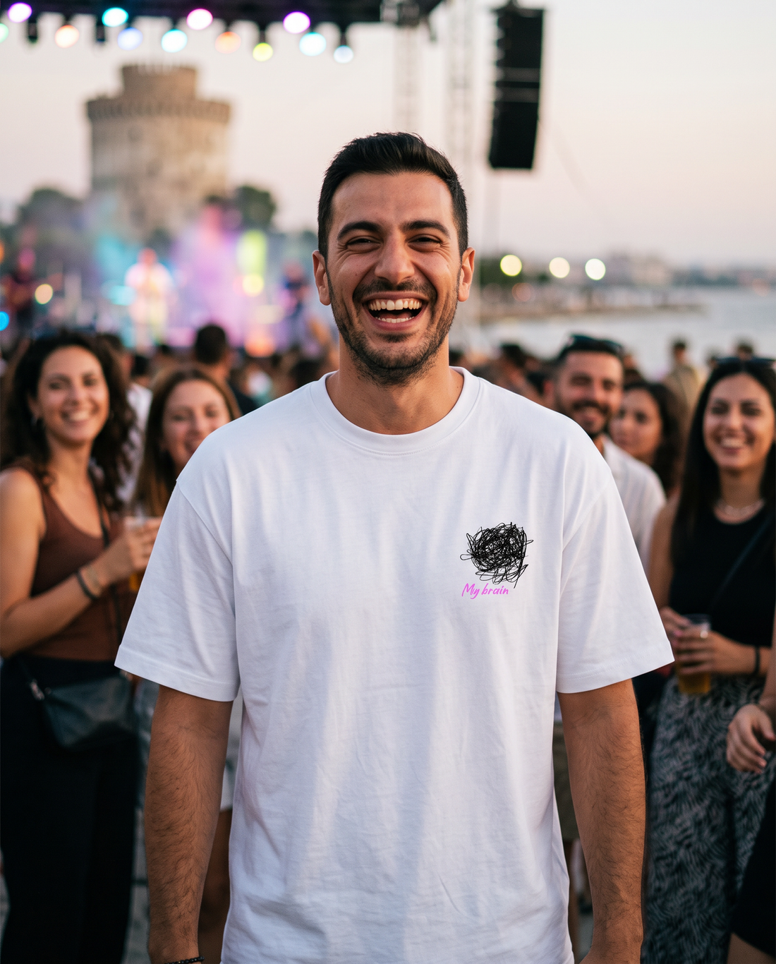 Άντρας φορά το oversized AέRis Brain t-shirt