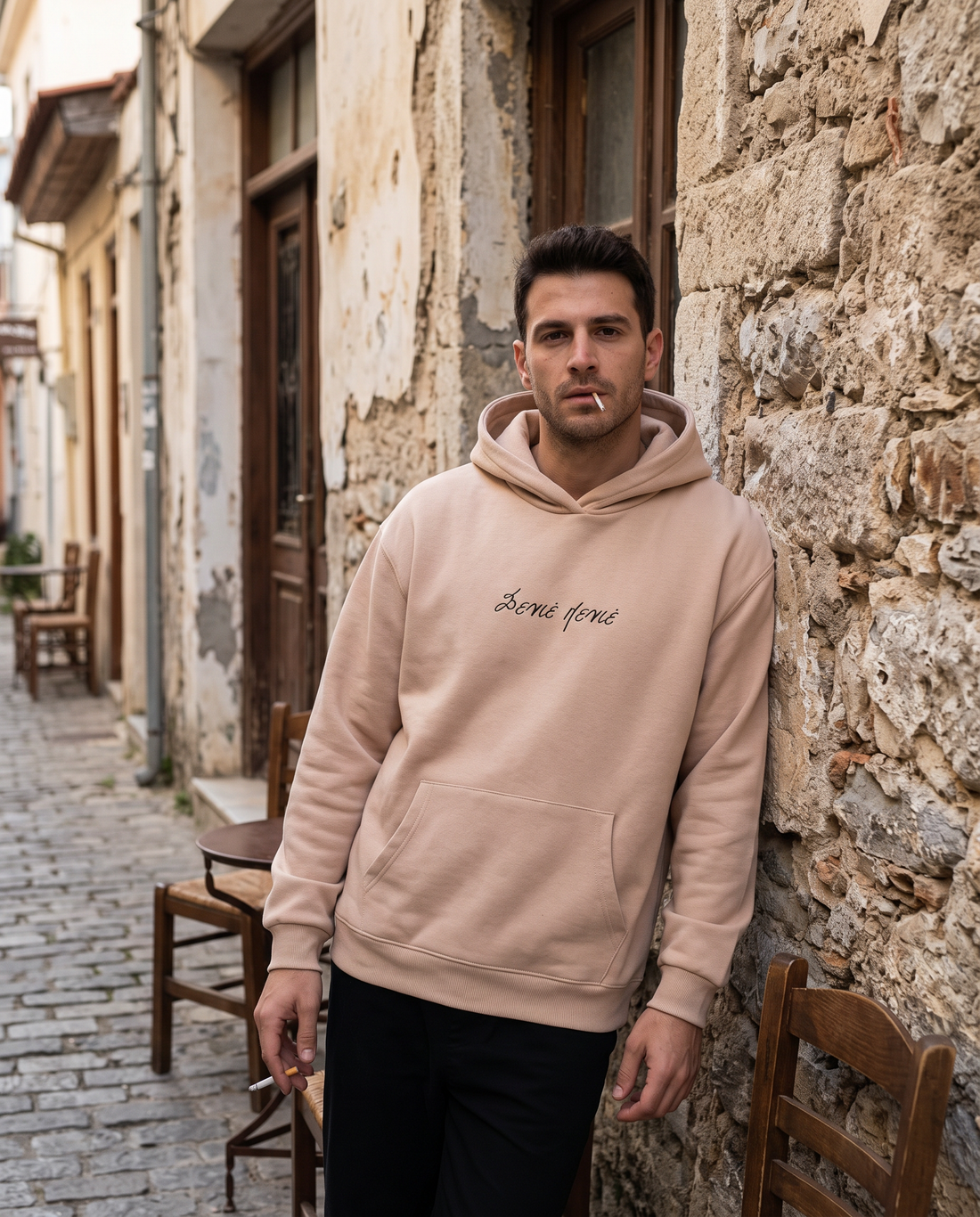 Άντρας φορά το oversized AέRis Σενιέ Πενιέ hoodie