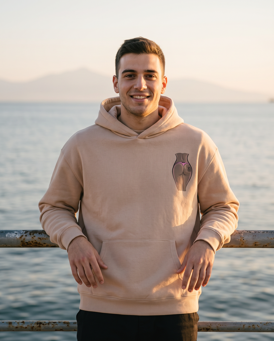 Άντρας φορά το oversized AέRis Ερωταss hoodie