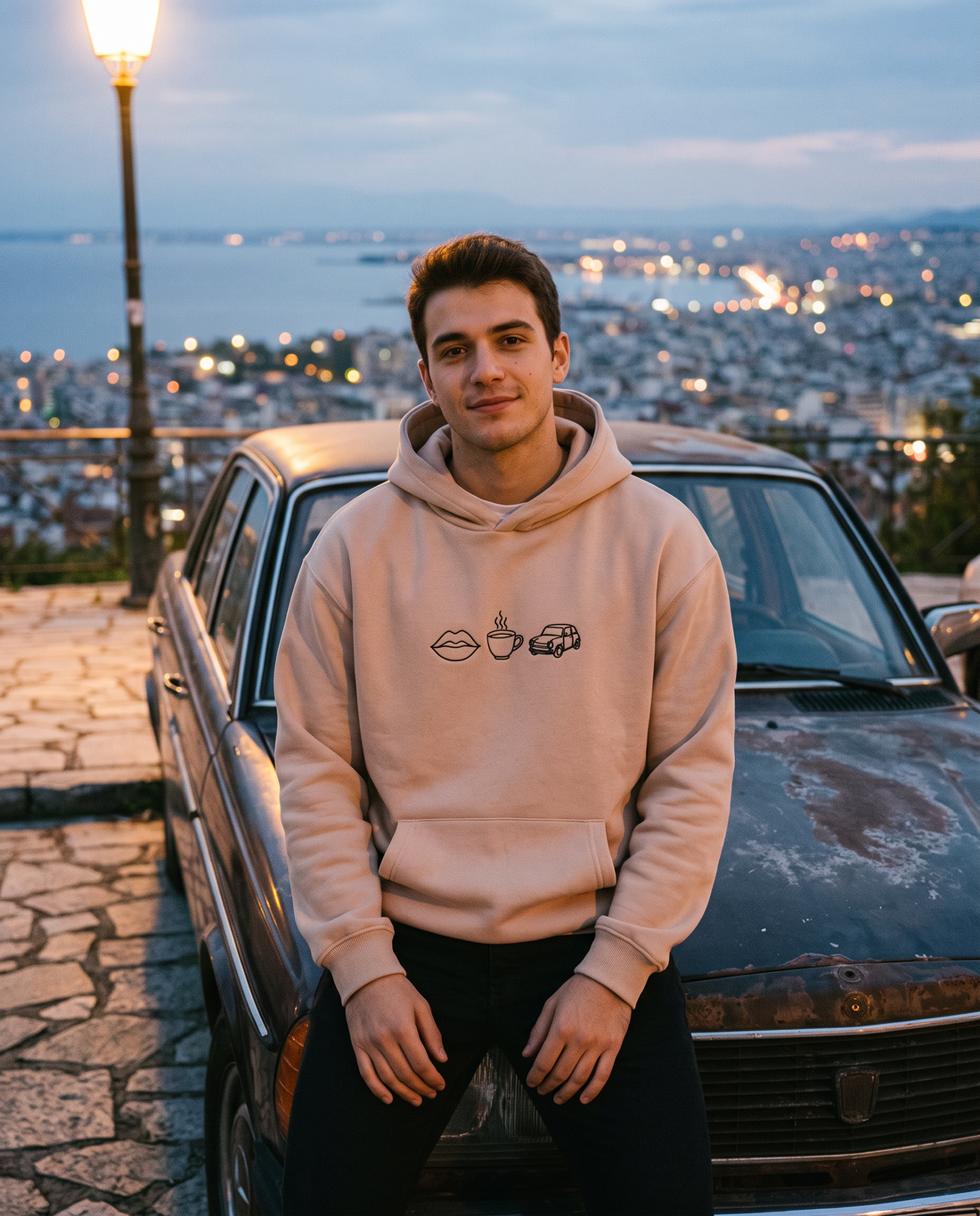 Άντρας φορά το oversized AέRis Neck Kisses hoodie