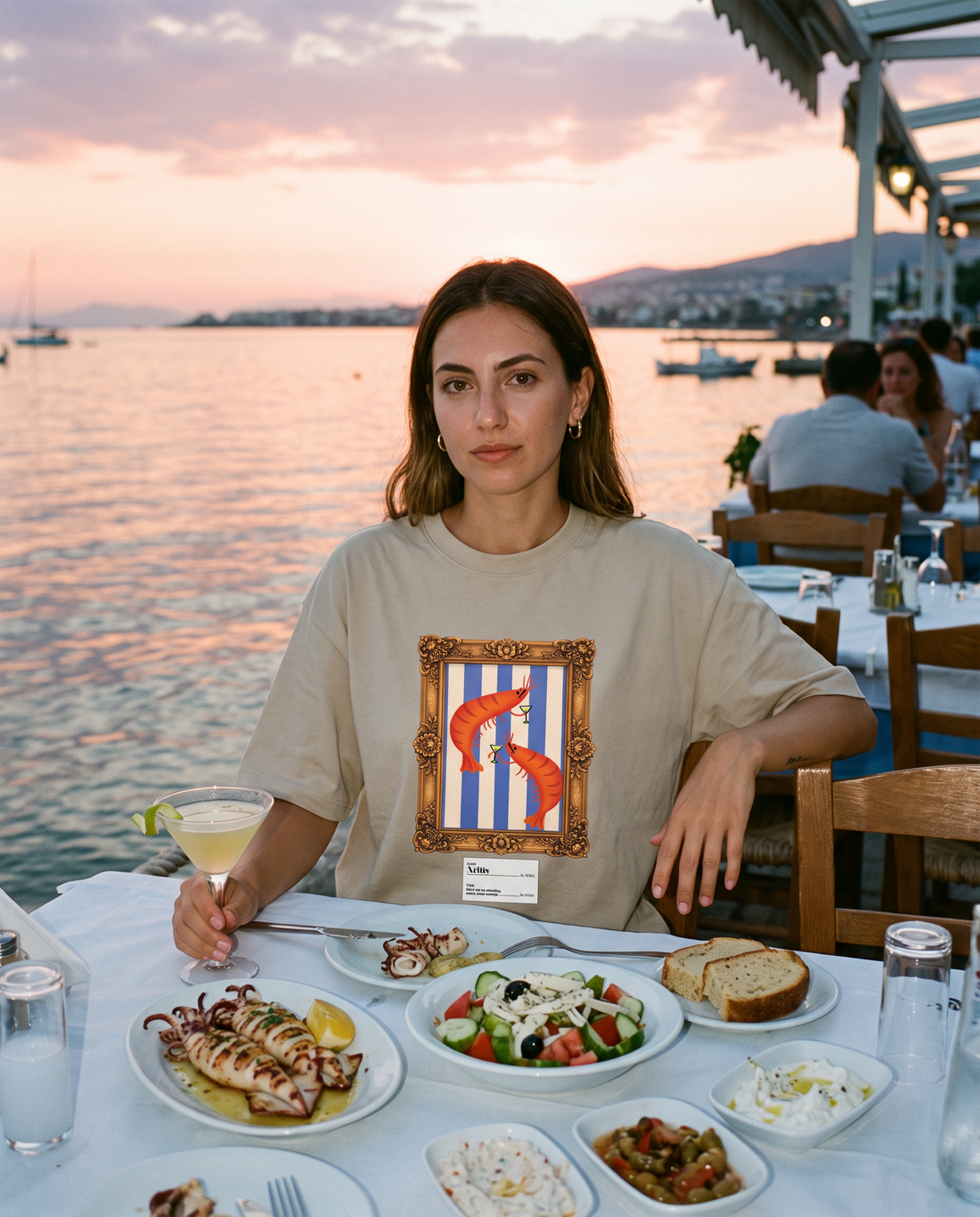 Γυναίκα φορά το oversized AέRis Shrimps t-shirt
