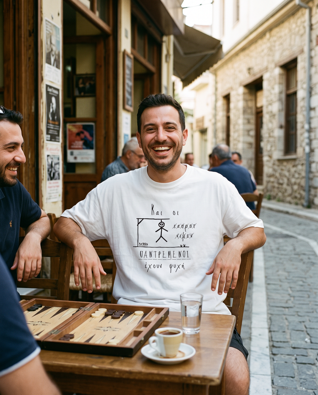 Άντρας φορά το oversized AέRis Παντρεμένοι t-shirt