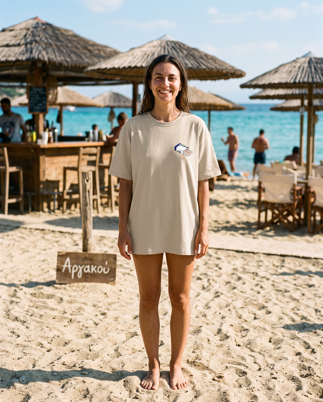 Γυναίκα φορά το oversized AέRis Boobnax t-shirt