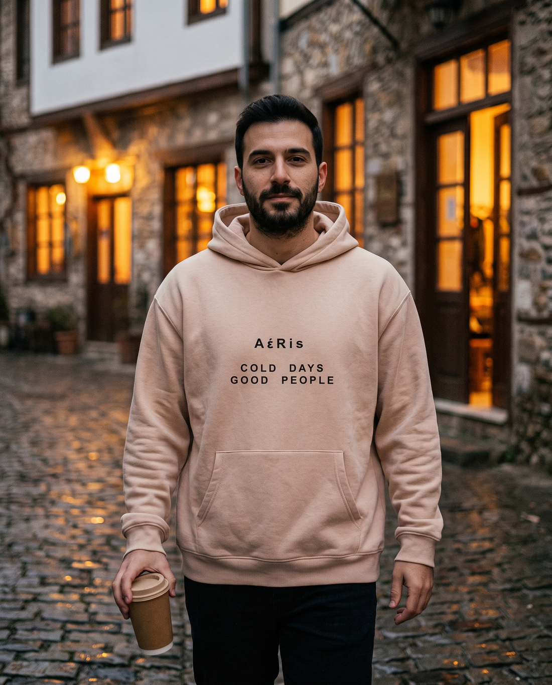 Άντρας φορά το oversized AέRis Cold Days hoodie
