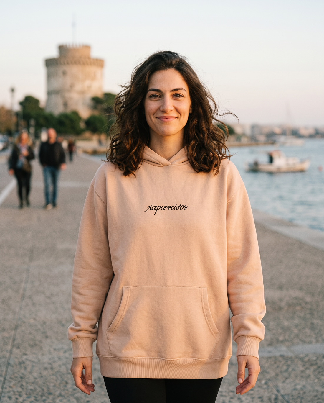 Γυναίκα φορά το oversized AέRis Xarientisou hoodie