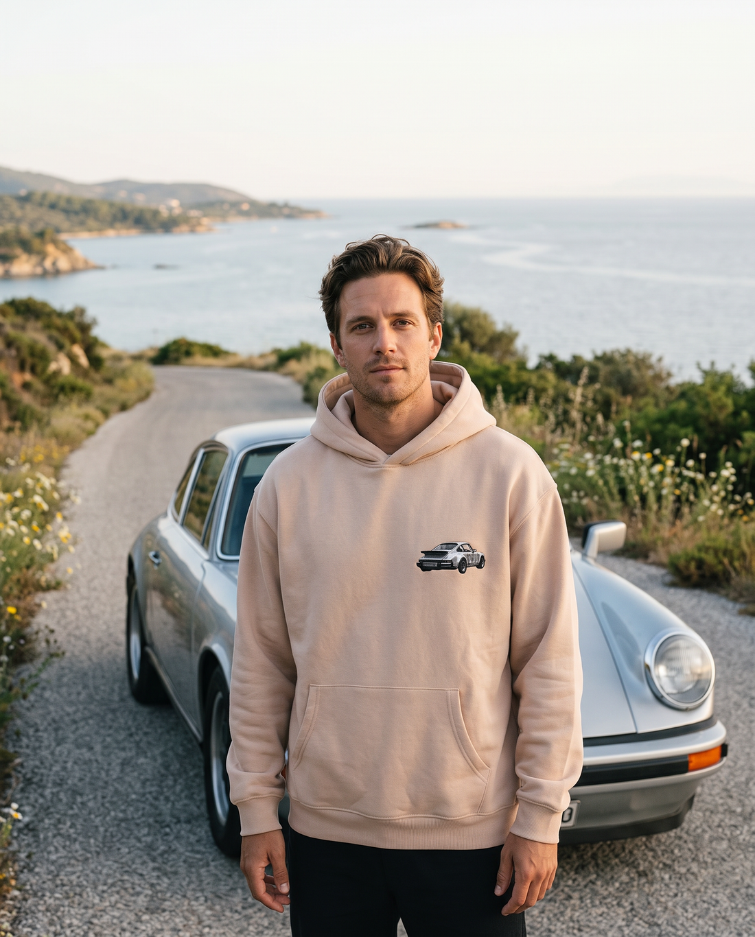 Άντρας φορά το oversized AέRis Racing hoodie