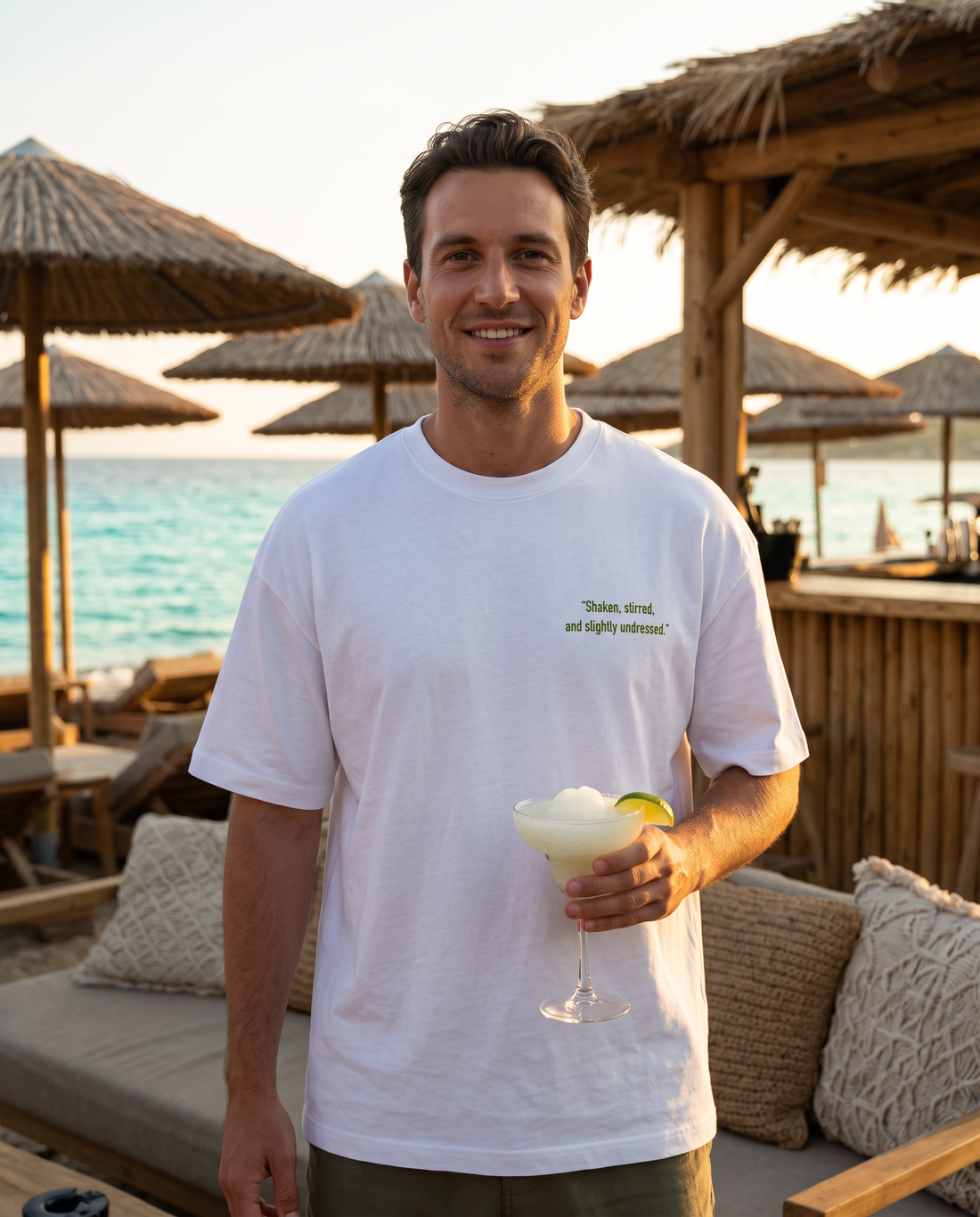 Άντρας φορά το oversized AέRis Margarita t-shirt