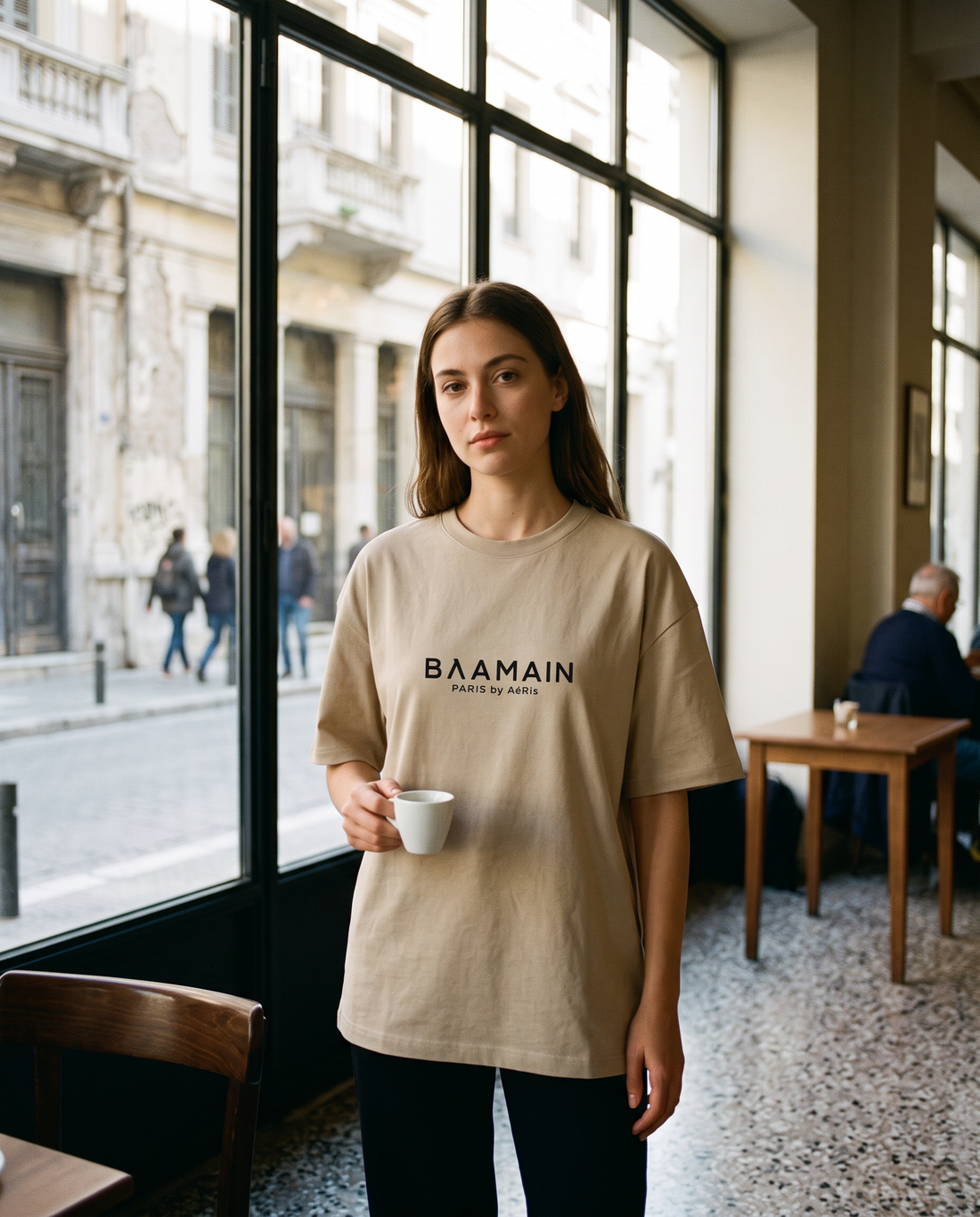 Γυναίκα φορά το oversized AέRis Βλamain t-shirt