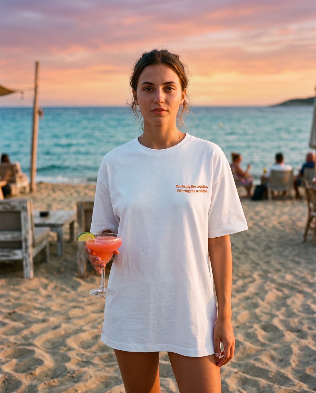 Γυναίκα φορά το oversized AέRis Paloma t-shirt