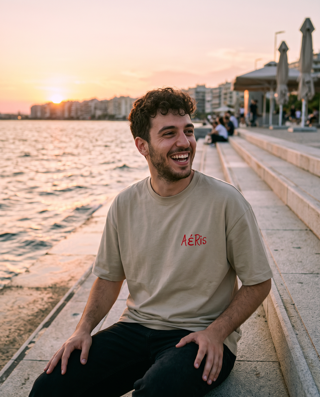 Άντρας φορά το oversized AέRis F@ck & Watch t-shirt