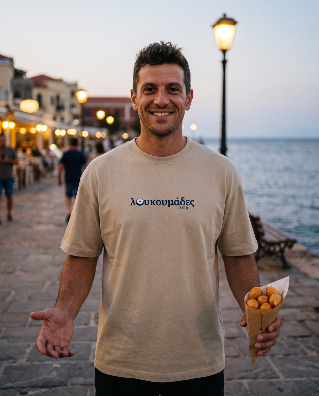 Άντρας φορά το oversized AέRis Λουκουμάδες t-shirt