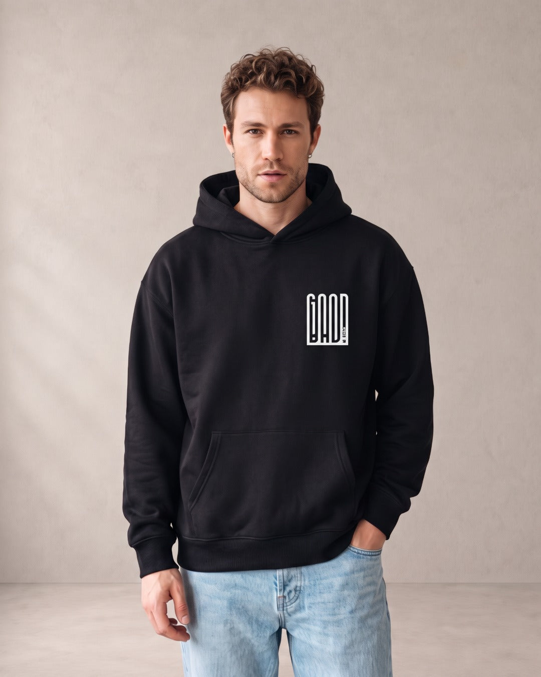 Άντρας φορά το HOODIE GOOD BAD σε μαύρο, μπροστά
