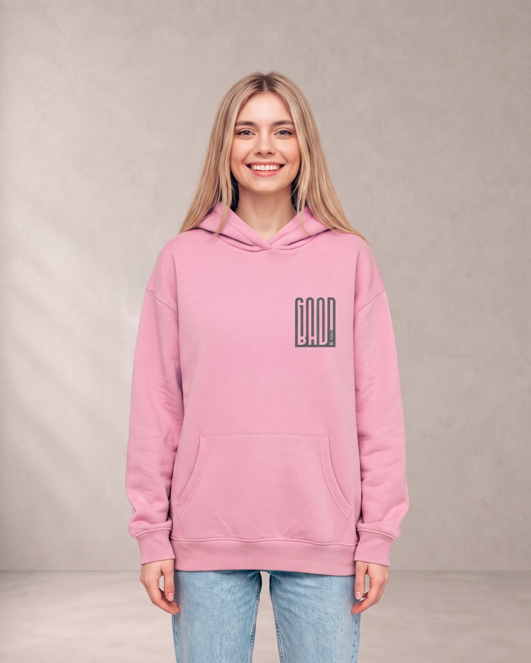 Γυναίκα φορά το HOODIE GOOD BAD σε ροζ, μπροστά