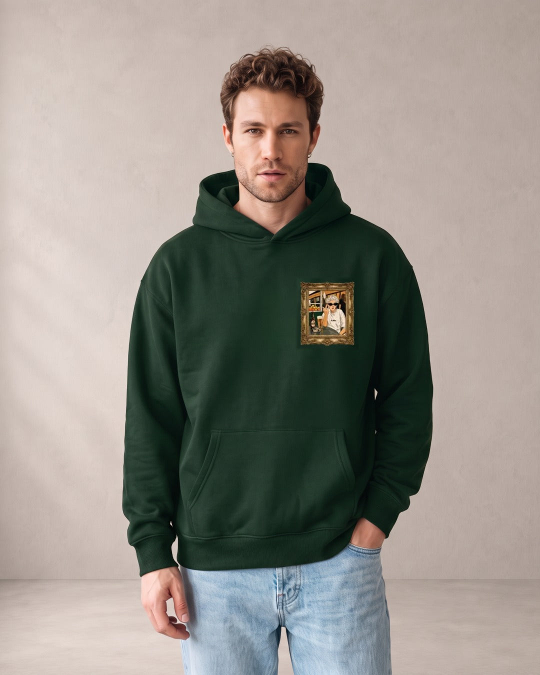 Άντρας φορά το HOODIE GRANNY σε κυπαρίσσι, μπροστά