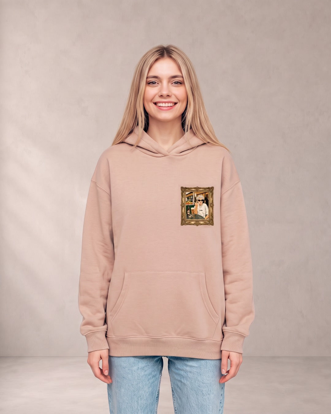 Γυναίκα φορά το HOODIE GRANNY σε μπεζ, μπροστά