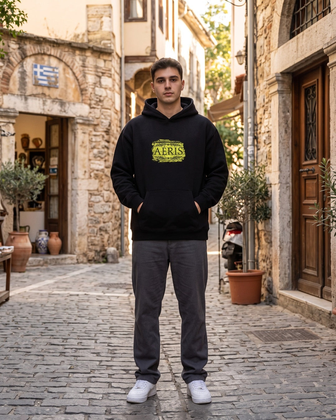 Άντρας φορά το HOODIE KARYATIDA σε μαύρο, μπροστά