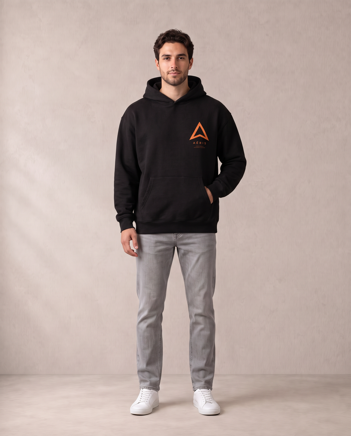 Άντρας φορά το HOODIE SAME PEOPLE σε μαύρο, μπροστά