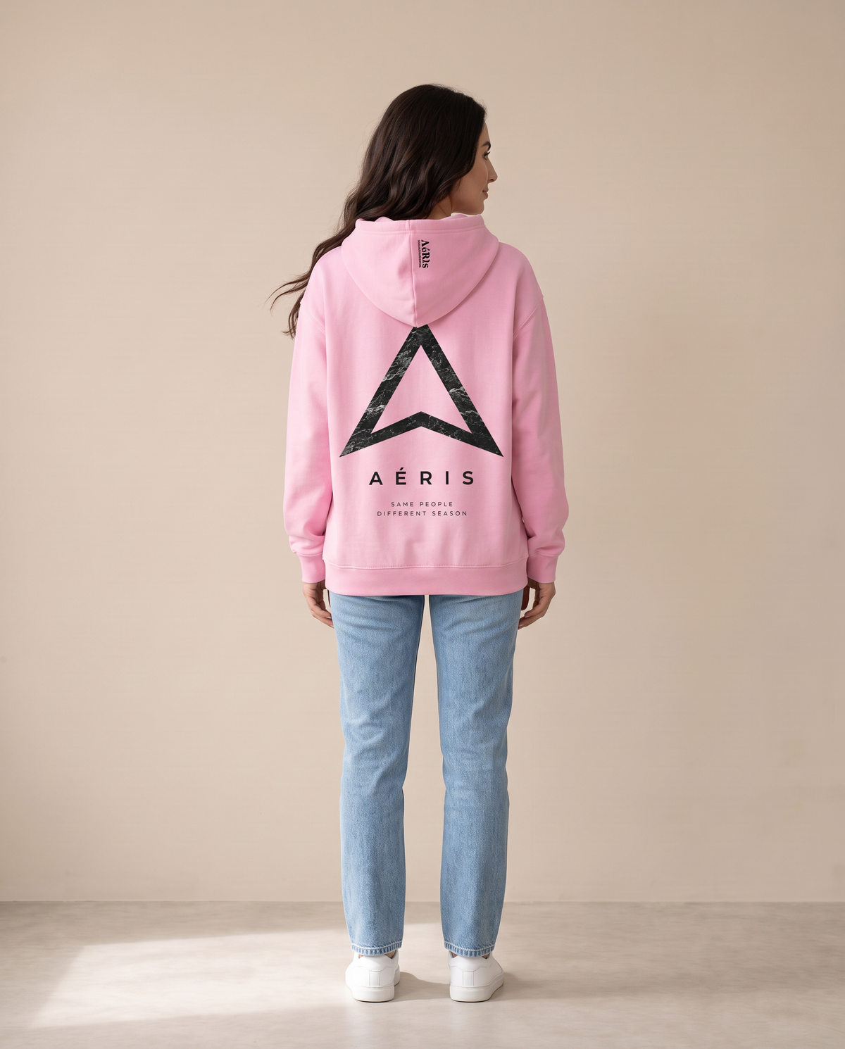 Γυναίκα φορά το HOODIE SAME PEOPLE σε ροζ, πλάτη