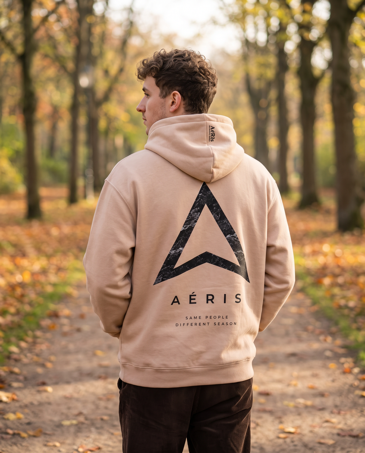 Μοντέλο με HOODIE SAME PEOPLE σε μπεζ, πλάτη